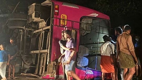 സ്വകാര്യ ബസ് നിയന്ത്രണം വിട്ട് മറി‌‍ഞ്ഞു; നിരവധി പേർക്ക് പരിക്ക്, രണ്ടു പേരുടെ നില ​ഗുരുതരം