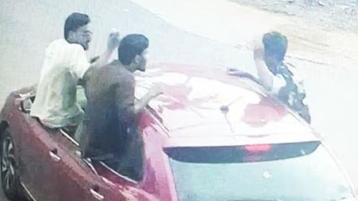ഹെല്മറ്റില്ല, കാറിന്റെ ഡോറില് ഇരുന്ന് യാത്ര; വിവാഹാഘോഷം അതിരുവിട്ടു, യുവാക്കള് പിടിയില്