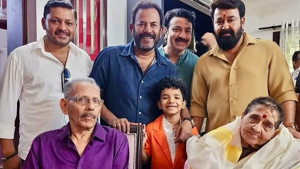 ചുവന്ന വട്ടപ്പൊട്ട് തൊട്ട്, വീൽചെയറിൽ അമ്മ: പിറന്നാൾ ആഘോഷമാക്കി മോഹൻലാൽ: വിഡിയോ