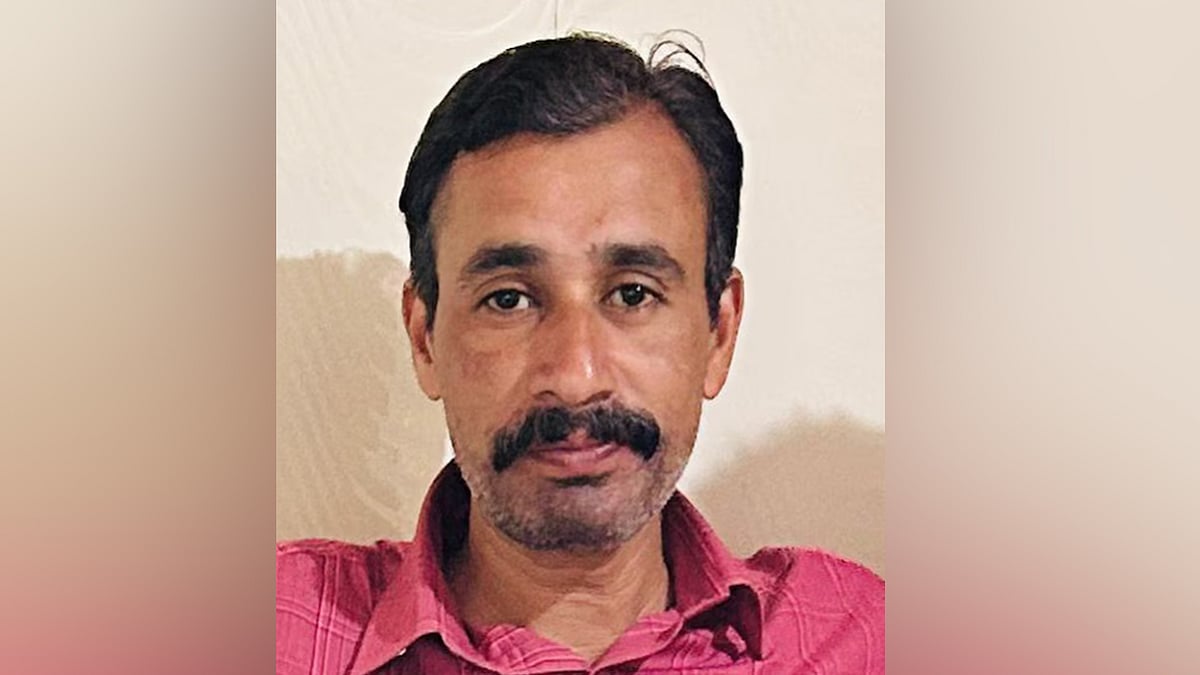 കുഴി കണ്ട് ബൈക്ക് വെട്ടിച്ചു; യുവാവ് ബസ് കയറി മരിച്ചു