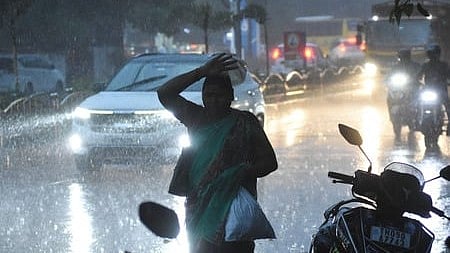 ഒറ്റപ്പെട്ട മഴ തുടരും, ശക്തമായ കാറ്റിനും സാധ്യത, മുന്നറിയിപ്പ്