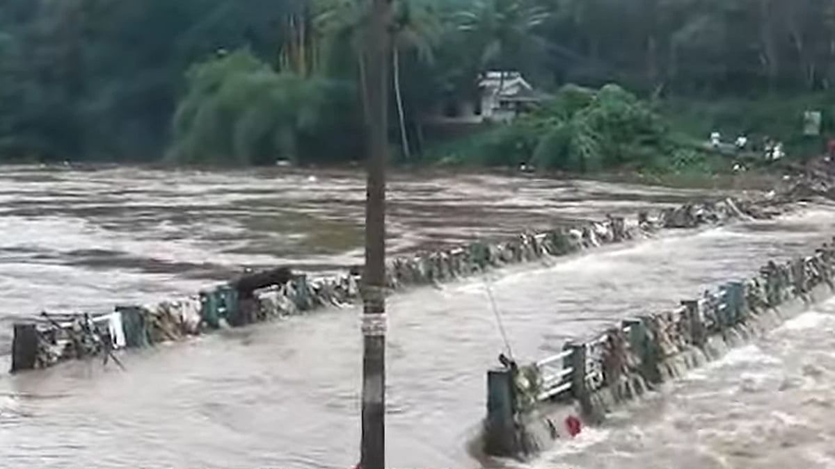 ജലനിരപ്പ് അപകടകരമായ നിലയില്‍, മണിമലയാര്‍, അച്ചന്‍കോവിലാര്‍ തീരങ്ങളിലുള്ളവര്‍ക്ക് ജാഗ്രതാനിര്‍ദേശം; കോട്ടയം കൂട്ടിക്കലില്‍ മണ്ണിടിച്ചില്‍