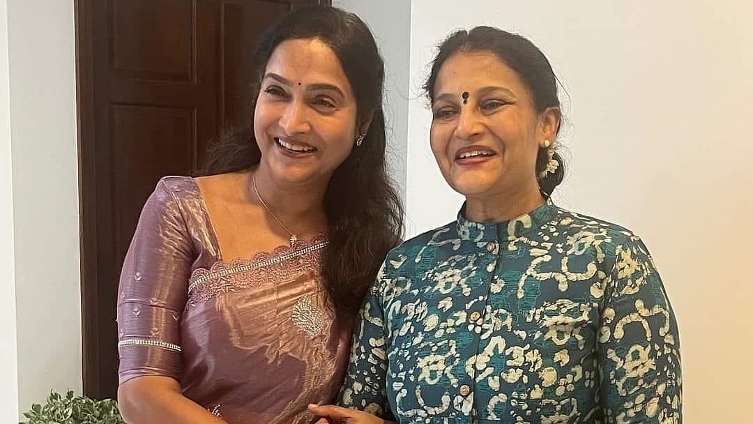 39 വർഷത്തിന് ശേഷം 'ദേശാടനക്കിളികൾ' കണ്ടുമുട്ടി, കെട്ടിപ്പിടിച്ച് നിമ്മിയും സാലിയും; ചിത്രങ്ങൾ വൈറൽ 