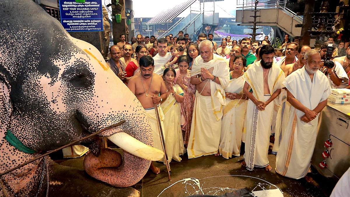 പത്തുലക്ഷം രൂപയുടെ വഴിപാട്; ഗുരുവായൂര്‍ ക്ഷേത്രത്തില്‍ ആനയെ പ്രതീകാത്മകമായി നടയിരുത്തി മൈസൂരു സ്വദേശി