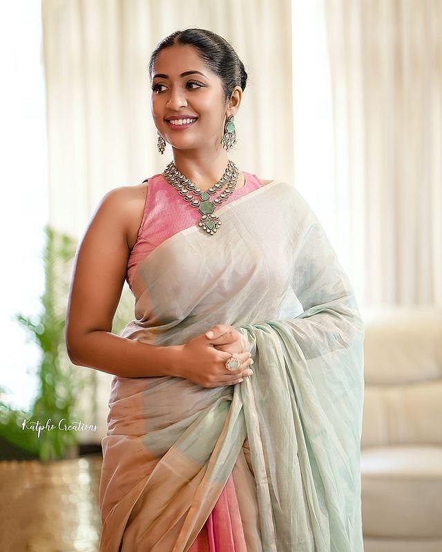 പേസ്റ്റൽ ​ഗ്രീനിൽ കൂൾ ലുക്കിൽ നവ്യ 