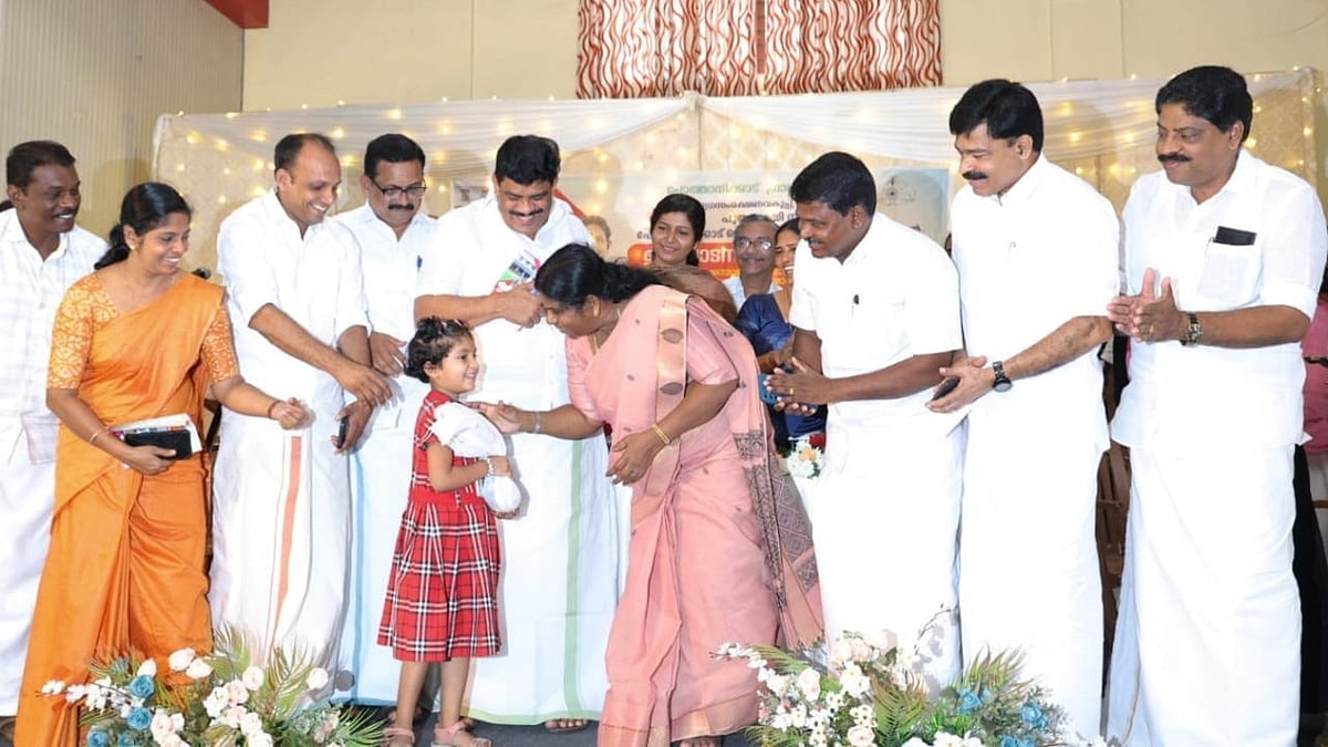 'രണ്ടു വര്‍ഷത്തെ സമ്പാദ്യം'; കുടുക്ക പൊട്ടിച്ച് നാണയത്തുട്ടുകള്‍ മന്ത്രിക്ക് നല്‍കി കൊച്ചുമിടുക്കി