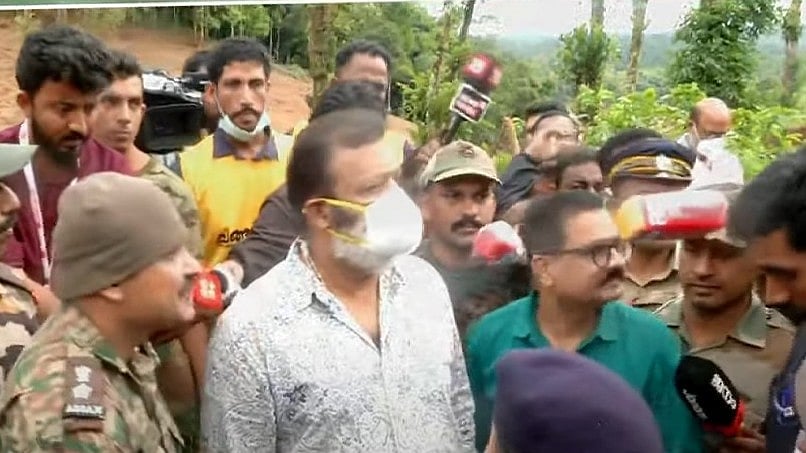 കേന്ദ്രമന്ത്രി സുരേഷ് ​ഗോപി ദുരന്തഭൂമിയിൽ 