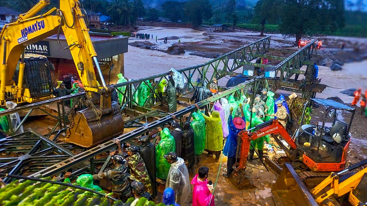 ഉരുക്കു ഗര്‍ഡറുകള്‍ താങ്ങുക  24 ടണ്‍ വരെ ഭാരം; രാത്രിയിലും വിശ്രമമില്ലാതെ സൈന്യം,  മുണ്ടക്കൈയിലേക്ക് 190 അടി നീളമുള്ള ബെയ്ലി പാലം