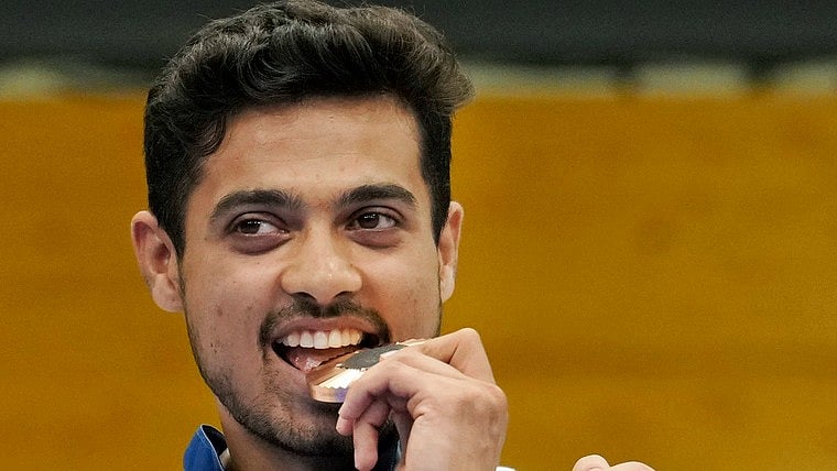 വെങ്കലം വെടിവച്ചിട്ടു; സ്വപ്‌നില്‍ കുസാലെയ്ക്ക് റെയില്‍വേയില്‍ ഇരട്ട പ്രമോഷന്‍