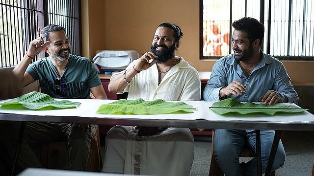 ഋഷഭിനും പ്രശാന്ത് നീലിനുമൊപ്പം ജൂനിയർ എൻടിആർ; 'കാന്താര 2' വിൽ അതിഥി വേഷത്തിലെത്തുമോയെന്ന് ആരാധകർ 