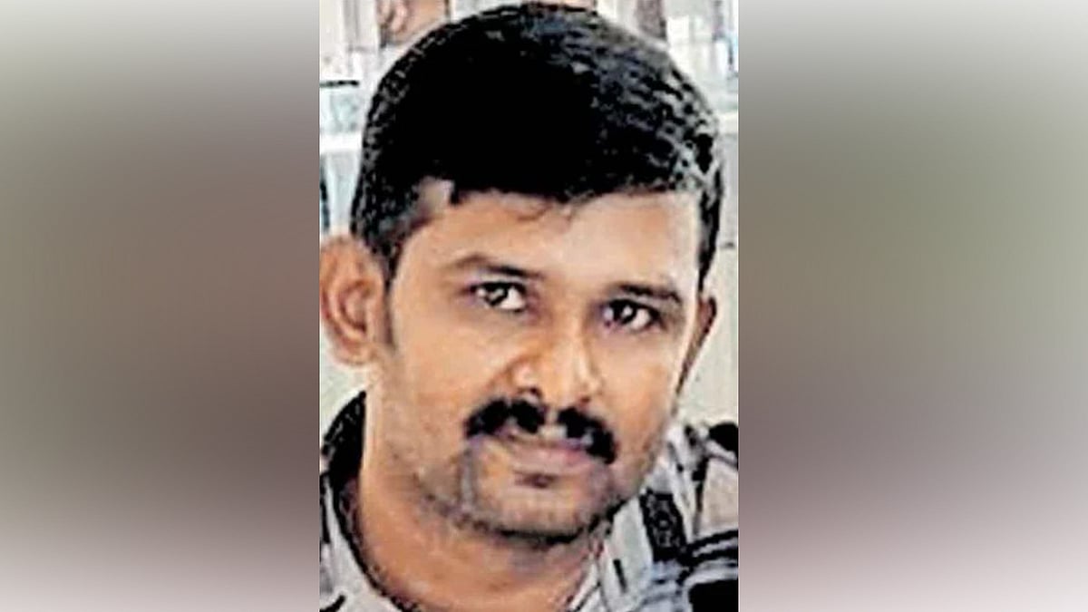 കാറ്റിൽ, കടപുഴകി റോഡിൽ വീണ മരത്തിൽ ഓട്ടോയിടിച്ചു; ഡ്രൈവർക്ക് ദാരുണാന്ത്യം
