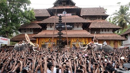 'പൊലീസ് മാത്രമല്ല, മറ്റു ചിലര്‍ കൂടിയുണ്ട്'; പൂരം അലങ്കോലമാക്കിയതിന് പിന്നില്‍ ഗൂഢാലോചനയെന്ന് തിരുവമ്പാടി ദേവസ്വം 