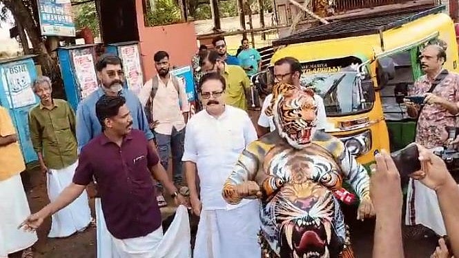 പുലിക്കൊട്ടു കൊട്ടി മേയര്‍, ചുവടു വച്ച് വരയന്‍; നാലോണപ്പുലിക്കളിക്കു കൊടിയേറ്റം - വിഡിയോ