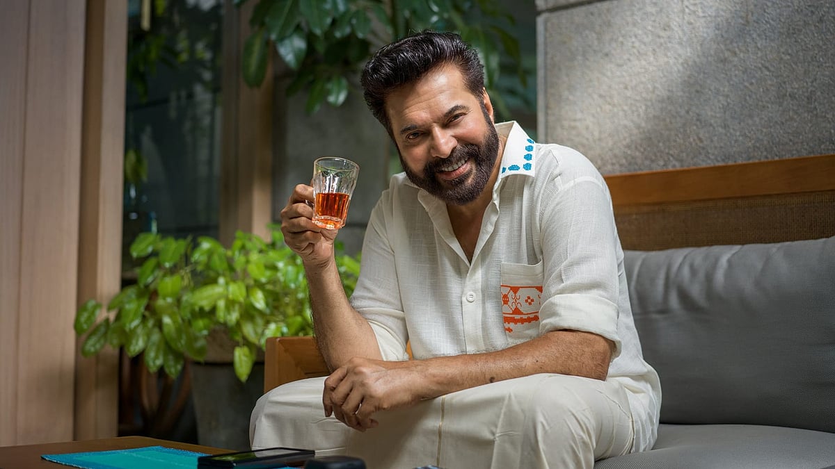 ഹാപ്പി ബർത്ത് ഡേ മമ്മൂക്ക... പിറന്നാൾ ആശംസകളുമായി പാതിരാത്രിയിൽ വീടിന് മുന്നിൽ തടിച്ചു കൂടി ആരാധകർ