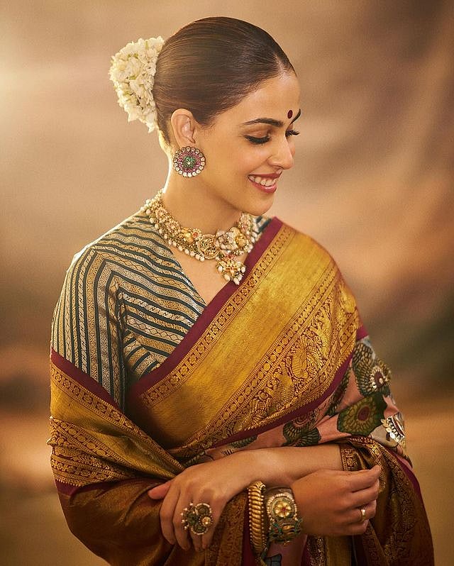 എന്തൊരു ഭം​ഗിയാ, വൈറലായി ജെനീലിയയുടെ ചിത്രങ്ങൾ