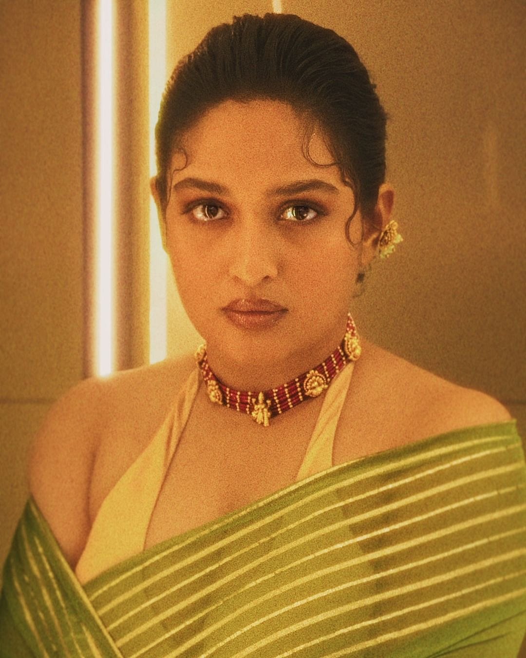 സാരിയിൽ ​ഗ്ലാമറസായി പ്രയാ​ഗ മാർട്ടിൻ