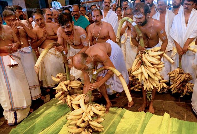 ഉത്രാടം നാളില്‍ കണ്ണന് മുന്നില്‍ കാഴ്ചക്കുലകള്‍ നിറഞ്ഞു; പൊന്നോണസദ്യ നാളെ പതിനായിരം പേര്‍ക്ക്
