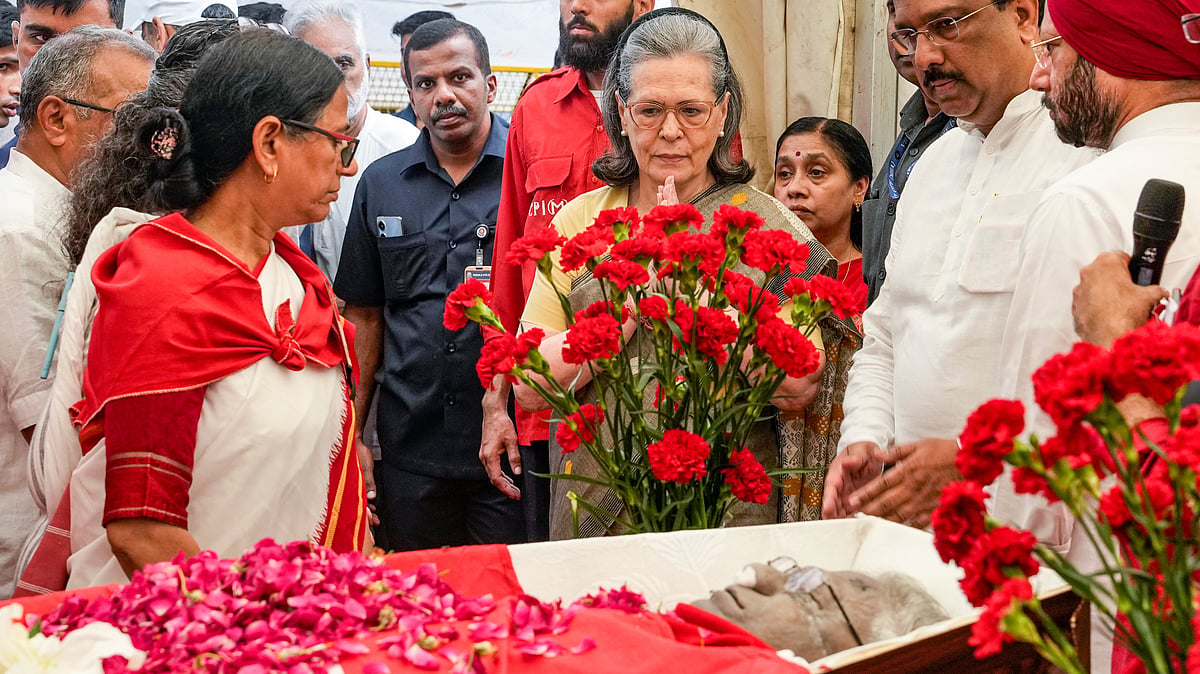 ചെങ്കൊടി പുതപ്പിച്ച് പ്രകാശ് കാരാട്ട്; അവസാനയാത്രക്ക്‌
മുന്‍പ് എകെജി ഭവനിലെത്തി സീതാറാം; ലാല്‍സലാം വിളിച്ച് നേതാക്കളും പ്രവര്‍ത്തകരും