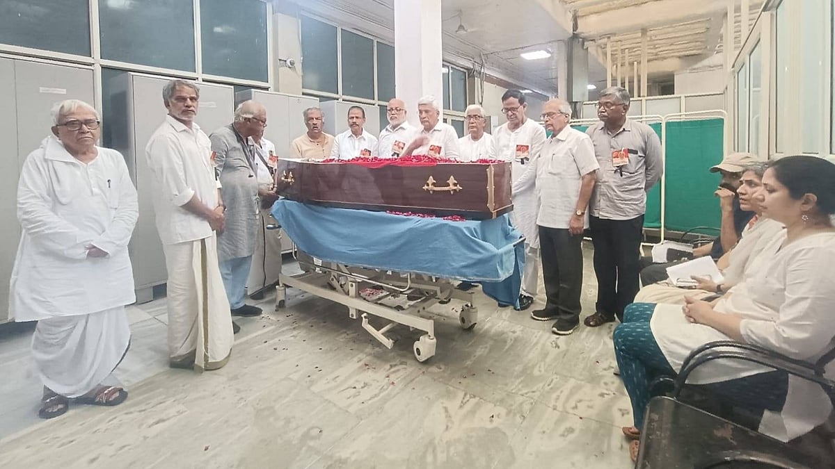 വിപ്ലവ സൂര്യന് വീരോചിതം വിട; യെച്ചൂരിയുടെ മൃതദേഹം എയിംസിന് കൈമാറി 