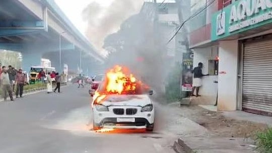തിരുവനന്തപുരത്ത് ഓടിക്കൊണ്ടിരുന്ന ബിഎംഡബ്ല്യു കാറിന് തീപിടിച്ചു