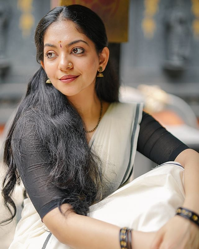 സെറ്റ് സാരിയിൽ അഴകായി; ഓണാശംസകളുമായി നായികമാർ