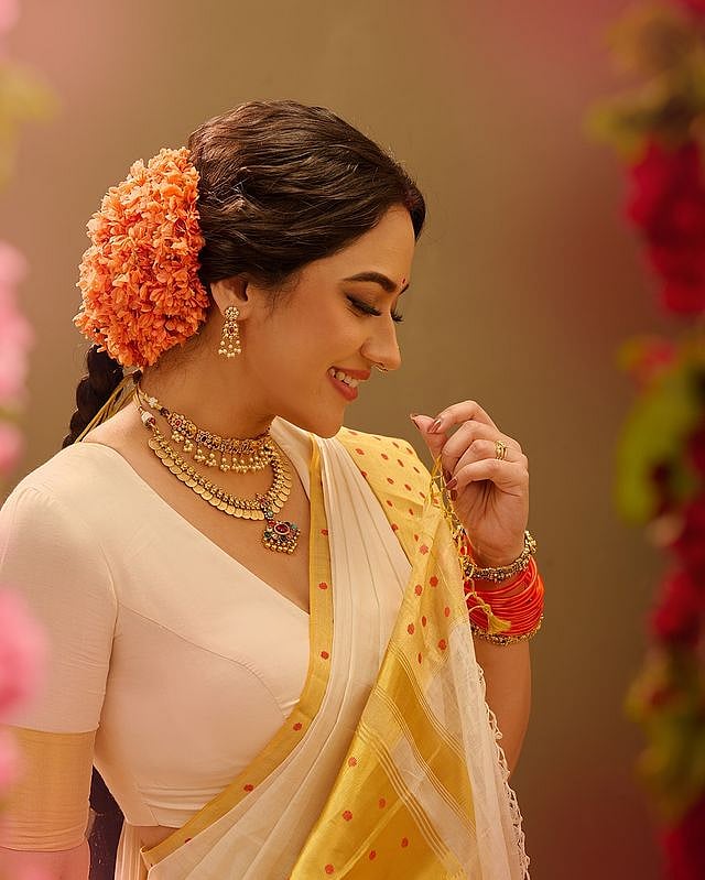 കനകാംബര പൂ ചൂടി, സെറ്റ് സാരിയിൽ സുന്ദരിയായി മിയ 