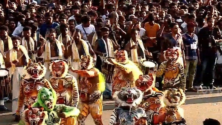അരമണി കുലുക്കി, അസുര താളത്തില്‍; പുലികളി ആവേശത്തില്‍ തൃശൂര്‍ നഗരം