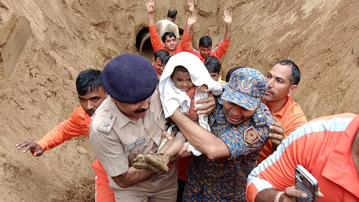 20 മണിക്കൂര്‍ നീണ്ട പരിശ്രമം ഫലം കണ്ടു; സമാന്തരമായി കുഴിയെടുത്ത് രണ്ടു വയസുകാരിയെ കുഴല്‍ക്കിണറില്‍ നിന്ന് രക്ഷിച്ചു- വിഡിയോ 