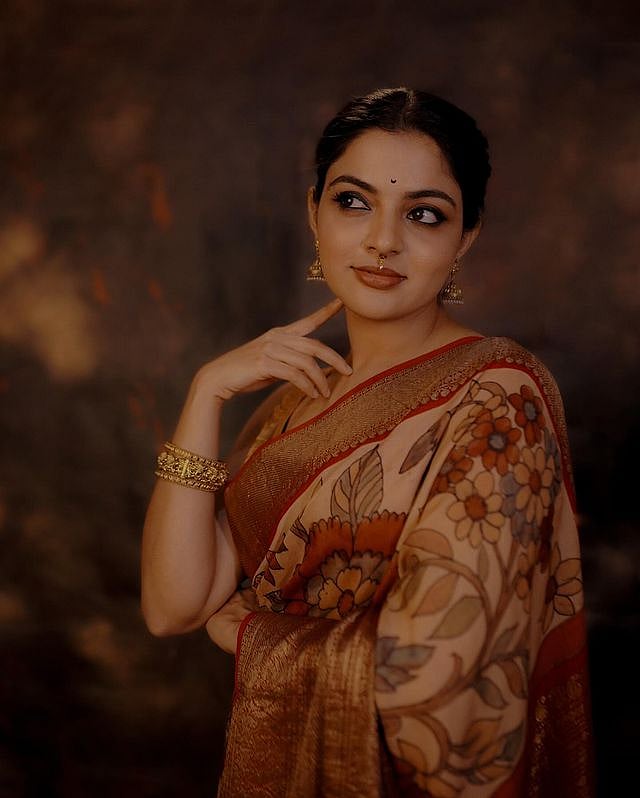 പ്രിന്റഡ് സാരിയിൽ സുന്ദരിയായി നിഖില