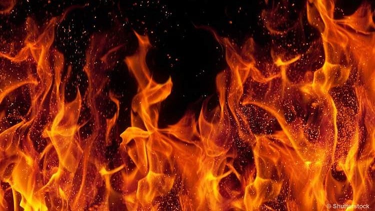 വീടിന് തീയിട്ട് ഗൃഹനാഥൻ ജീവനൊടുക്കി; ഭാര്യയ്ക്കും മകനും ​ഗുരുതരമായി പൊള്ളലേറ്റു