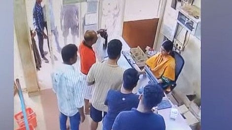 ബെവ്‌കോയില്‍ നിന്ന് പട്ടാപ്പകല്‍ കുപ്പിയെടുത്തോടി പൊലീസുകാരന്‍; പിടികൂടി ജീവനക്കാര്‍; അറസ്റ്റില്‍