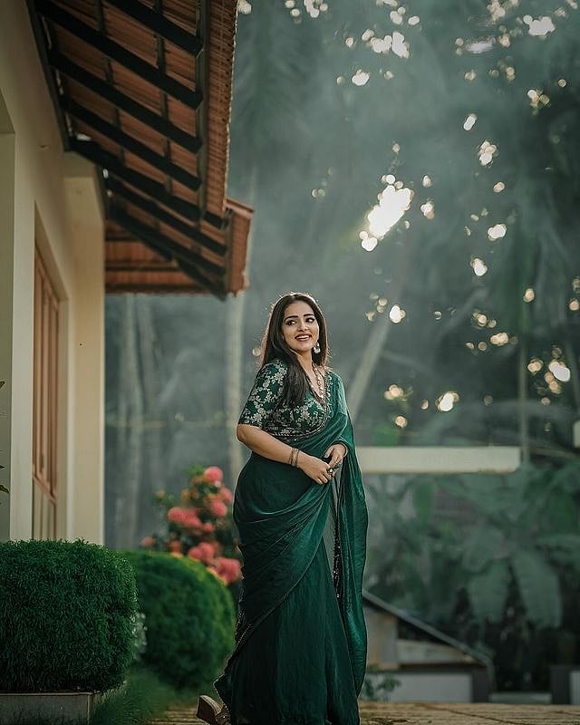 പച്ചൈ നിറമേ പച്ച നിറമേ; പച്ച സാരിയിൽ മനം കവർന്ന് മാളവിക