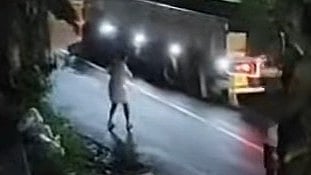 പാലായില്‍ യുവാക്കളെ ഇടിച്ചിട്ട് ലോറി, അടിയില്‍ കുടുങ്ങിയ സ്കൂട്ടറുമായി സഞ്ചരിച്ചത് എട്ട് കിലോമീറ്റര്‍, ഡ്രൈവര്‍ക്കായി തിരച്ചില്‍