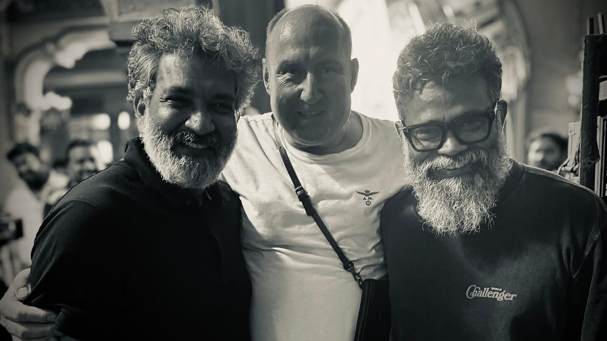 പുഷ്പ 2വിൽ അതിഥി വേഷത്തിൽ രാജമൗലി? ചിത്രം ഏറ്റെടുത്ത് ആരാധകർ 