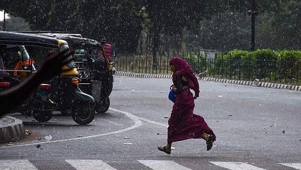 ഇടിമിന്നലോടു കൂടിയ ശക്തമായ മഴ വരുന്നു; നാളെ നാല് ജില്ലകളിൽ യെല്ലോ അലർട്ട്, തിങ്കളാഴ്ച വരെ മഴ കനക്കും