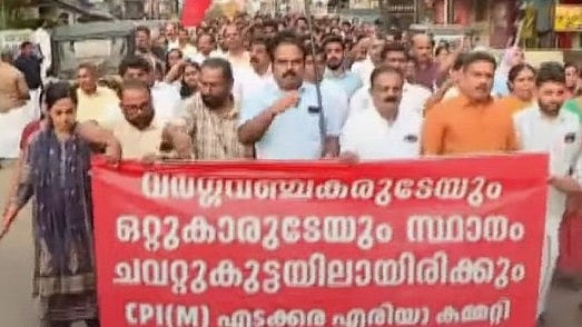 നിലമ്പൂരില്‍ അന്‍വറിനെതിരായ പ്രതിഷേധം; സിപിഎം പ്രവര്‍ത്തകര്‍ക്കെതിരെ കേസ്