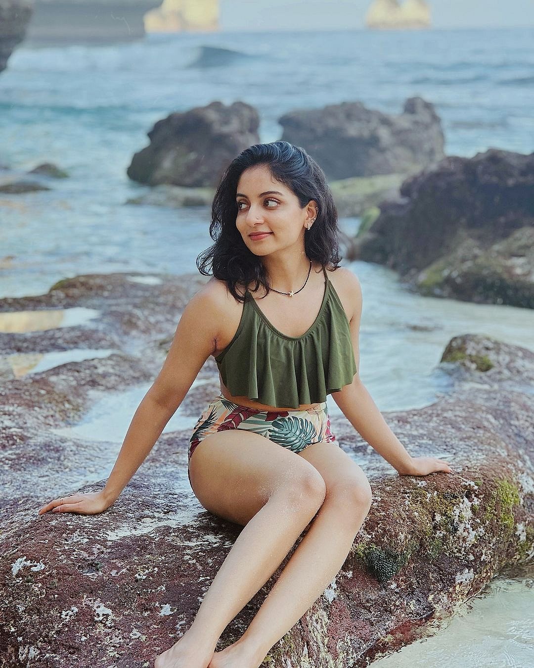 പ്രെറ്റി മെർമെയ്ഡ്; ബീച്ച് വെയറിൽ മനോഹരിയായി ഇഷാനി