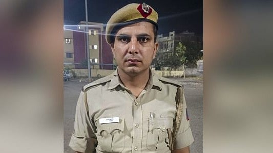 വേ​ഗത കുറക്കാൻ പറഞ്ഞു; പൊലീസ് ഉദ്യോ​ഗസ്ഥനെ കാറിടിപ്പിച്ച് കൊന്നു, വലിച്ചിഴച്ചത് പത്ത് മീറ്ററോളം