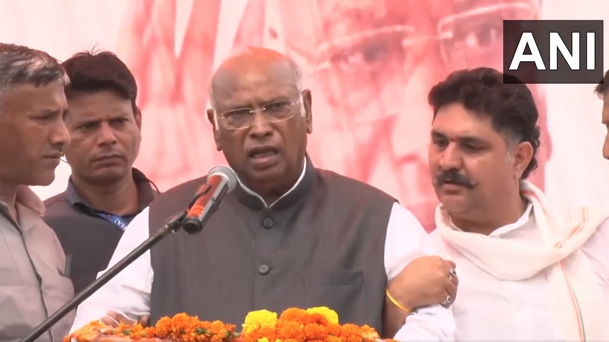 'മോദിയെ താഴെയിറക്കുന്നതുവരെ ജീവനോടെയുണ്ടാകും': പ്രസം​ഗത്തിനിടെ ഖാർ​ഗെയ്ക്ക് ദേഹാസ്വാസ്ഥ്യം- വിഡിയോ