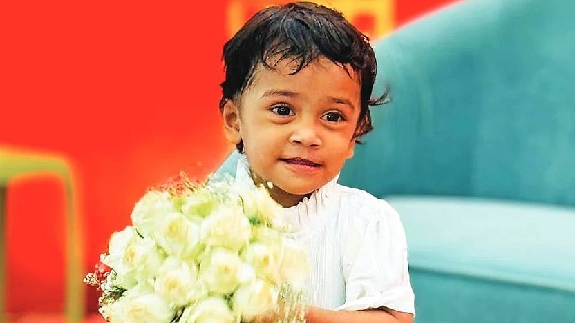 അപകടത്തിനിടെ എയർബാ​ഗ് മുഖത്തമർന്നു; അമ്മയുടെ മടിയിൽ ഇരുന്ന രണ്ട് വയസുകാരി ശ്വാസംമുട്ടി മരിച്ചു