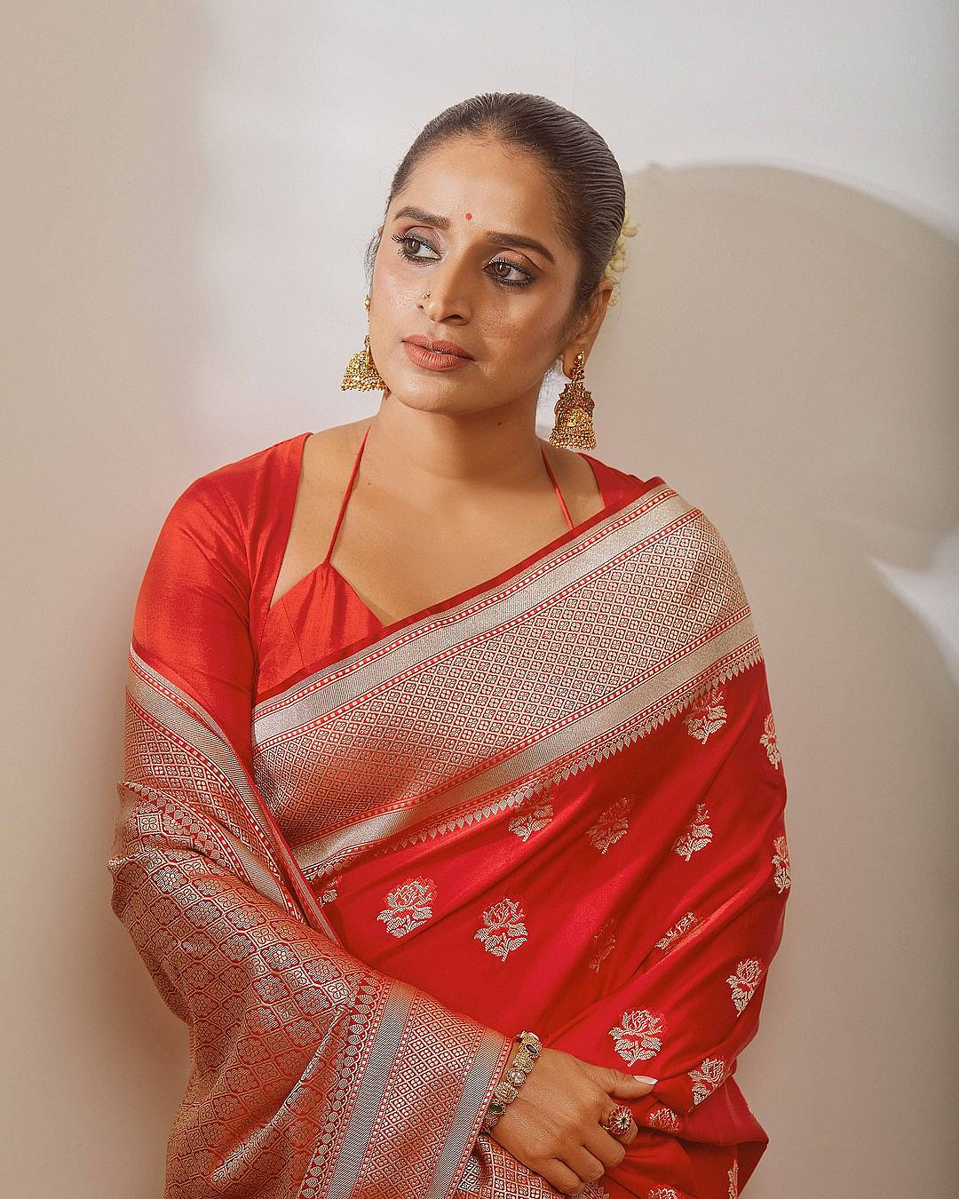 'ചുവന്ന മാണിക്യം', സാരിയില്‍ തിളങ്ങി സുരഭി ലക്ഷ്മി
