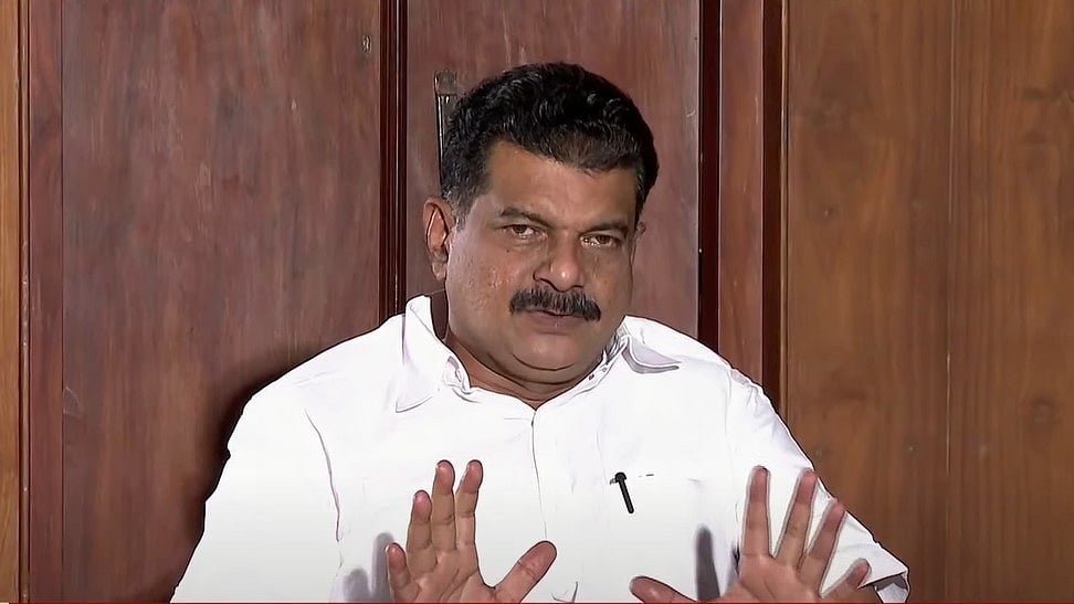 'ചിലര്‍ ലിപ്സ്റ്റിക് തേച്ചാണ് നടക്കുന്നത്; സംവരണത്തിലൂടെ എംഎല്‍എമാരും എംപിയുമൊക്കെ ആയിട്ടുള്ള പല നേതാക്കന്‍മാരുടെ സ്വഭാവം ഇതാണ്';  അധിക്ഷേപവുമായി അന്‍വര്‍