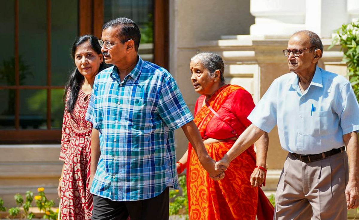 വാതില്‍ പൂട്ടി താക്കോല്‍ തിരികെ നല്‍കി സുനിത;  എല്ലാവര്‍ക്കും ഹസ്തദാനം നല്‍കി കെജരിവാള്‍; ഔദ്യോഗിക വസതി ഒഴിഞ്ഞു; വീഡിയോ