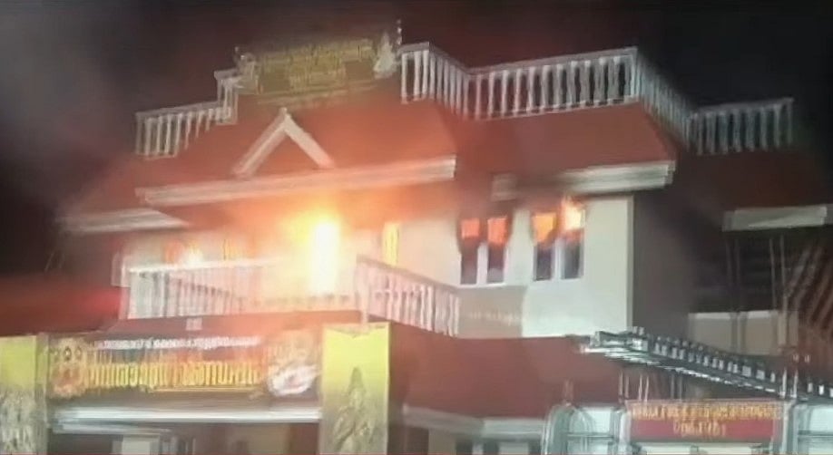 പാറമേക്കാവ് ക്ഷേത്രത്തിന്റെ അഗ്രശാലയില്‍ തീപിടിത്തം