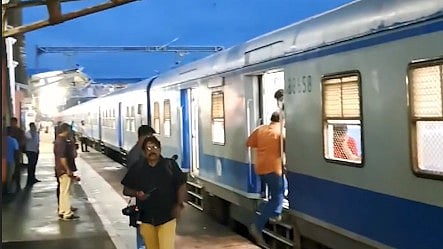 തിരക്കിന് ആശ്വാസം; കൊല്ലം- എറണാകുളം മെമു ട്രെയിന്‍ സര്‍വീസ് ഏറ്റെടുത്ത് യാത്രക്കാര്‍- വിഡിയോ