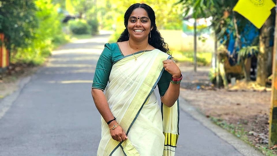 സമരത്തിനെത്തി, യൂത്ത് കോൺ​ഗ്രസ് നേതാവ് അരിത ബാബുവിന്റെ സ്വര്‍ണ മാലയും കമ്മലും മോഷണം പോയി