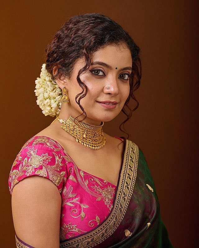 അഴകേ... സാരിയിൽ ക്യൂട്ട് ലുക്കിൽ അന്ന ബെൻ