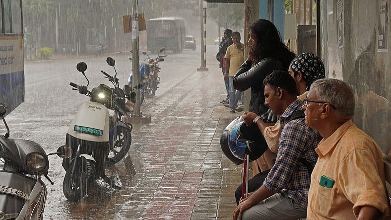 ന്യൂനമര്‍ദ്ദം, ഇരട്ടചക്രവാതച്ചുഴി, സംസ്ഥാനത്ത് ചൊവ്വാഴ്ച വരെ വ്യാപക മഴ; ഇന്ന് രണ്ടു ജില്ലകളില്‍ ഓറഞ്ച് അലര്‍ട്ട് 