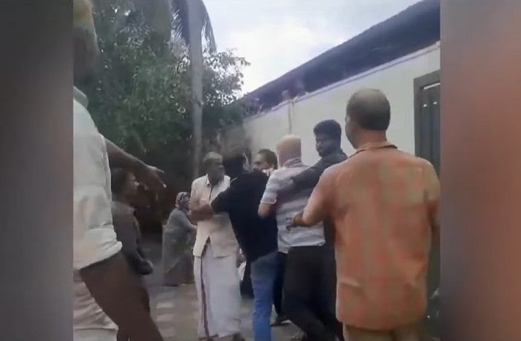 കടം കൊടുത്ത 23 ലക്ഷം തിരികെ ചോദിച്ചു; വേങ്ങരയില്‍ വയോധിക ദമ്പതികള്‍ക്ക് അയല്‍വാസികളുടെ ക്രൂരമര്‍ദനം; മകന് വെട്ടേറ്റു