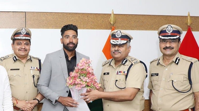 മുഹമ്മദ് സിറാജ് പൊലീസിൽ; ഡിഎസ്പിയായി ചുമതലയേറ്റു